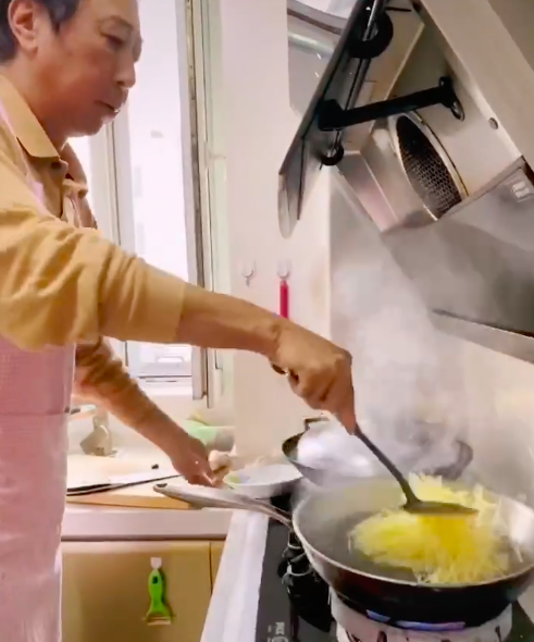 63歲馮鞏陪哥嫂過中秋,親自下廚飯菜樸素,外孫女長相似複製貼上 63歲馮鞏陪哥嫂過中秋,親自下廚飯菜樸素,外孫女長相似複製貼上