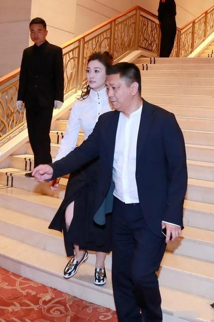 李小冉與老公亮相，她穿著簡單成跟班，製片人老公穿西裝氣場真強