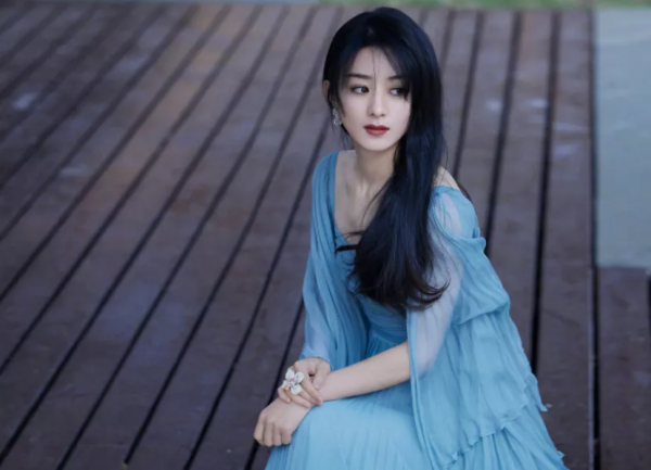 明星春晚私服暴露時尚圈地位，趙麗穎空有稱號，張小斐獲高奢認領