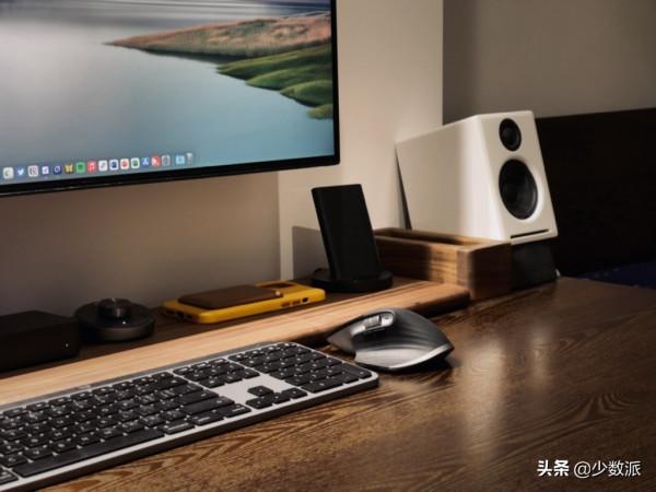 來分享 5 位作者好看又高效的桌面佈置