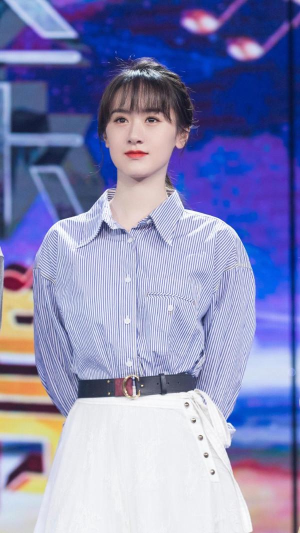 袁冰妍哪像28歲的人，藍色襯衫+白紗裙，清新得宛如初戀女孩