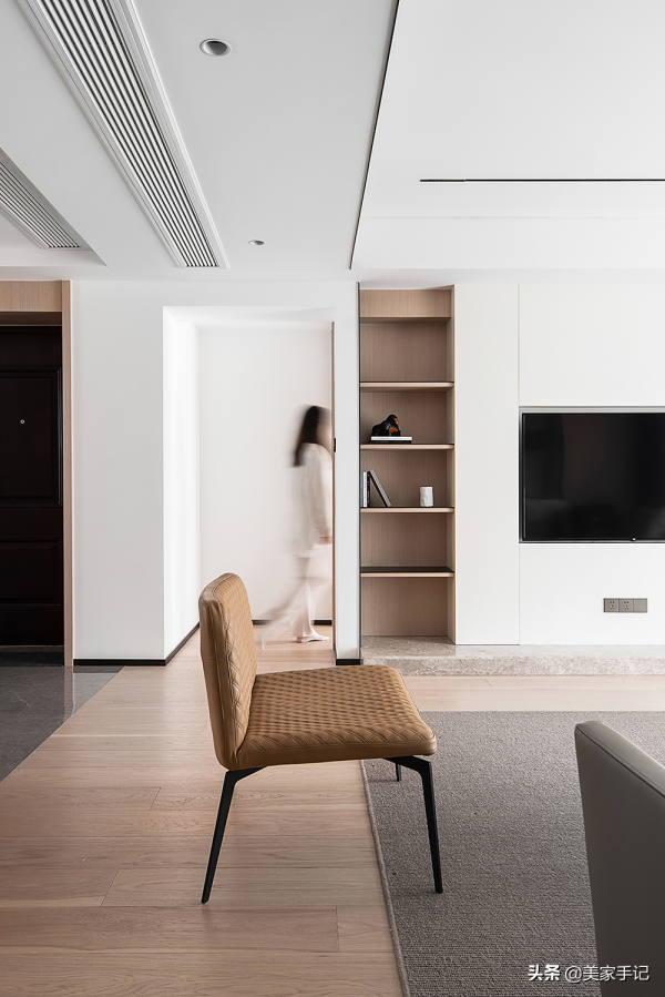 堅持極簡主義的浙江夫婦，把家裝修得一塵不染，透著骨子裡的高階
