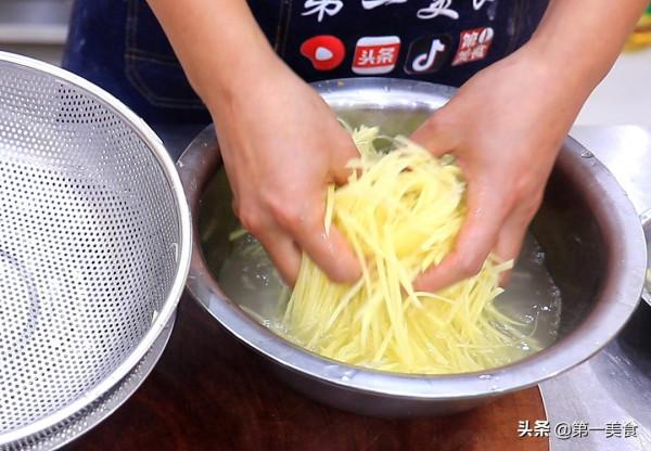 青椒土豆絲，先焯水還是直接炒，很多人都做錯了，廚師長分享做法