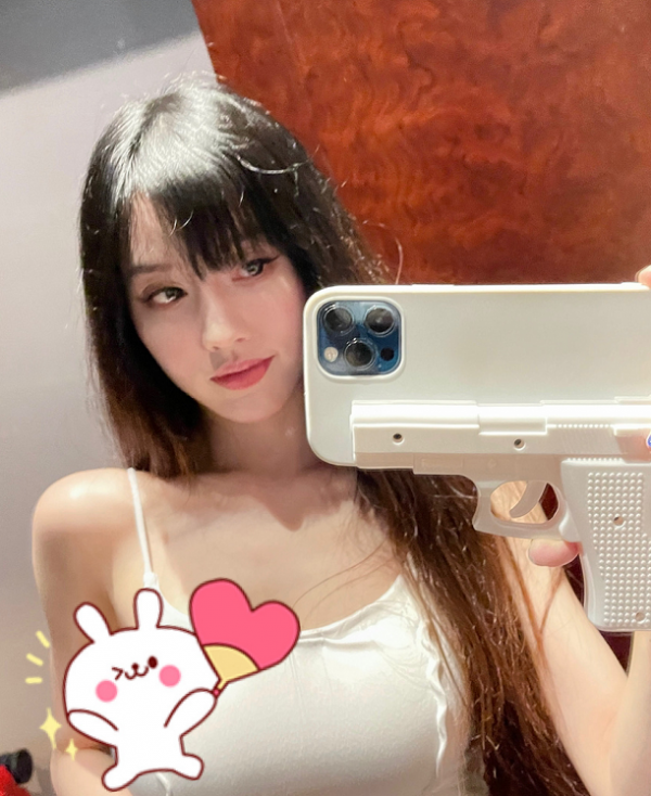 回看by2妹妹Yumi孫雨的穿衣風格，在擦邊風格里遊走