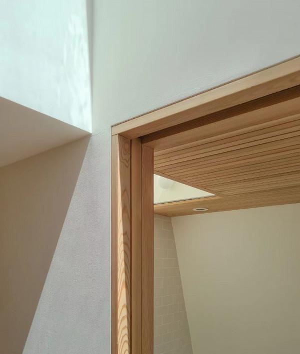 分享一間明亮住宅，僅格子窗與樓梯就圈粉無數，太有品味了