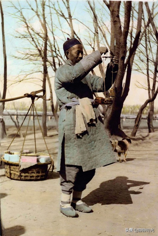 晚清老照片:男子留長指甲,兵丁撅腚射箭,男子舉大石 晚清老照片:男子留長指甲,兵丁撅腚射箭,男子舉大石