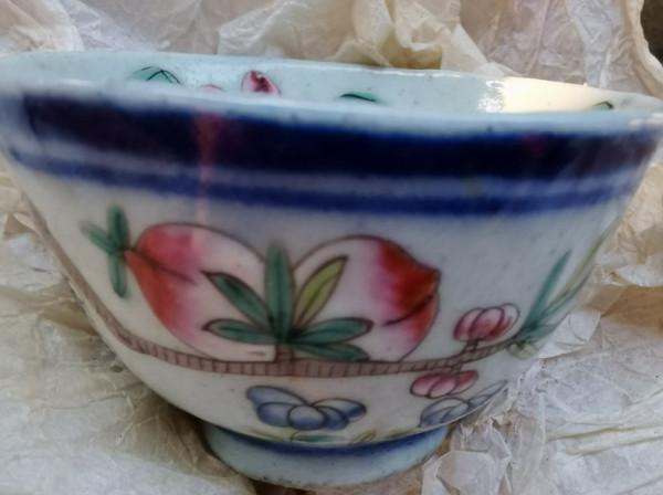 同治年雙桃紋粉彩酒杯