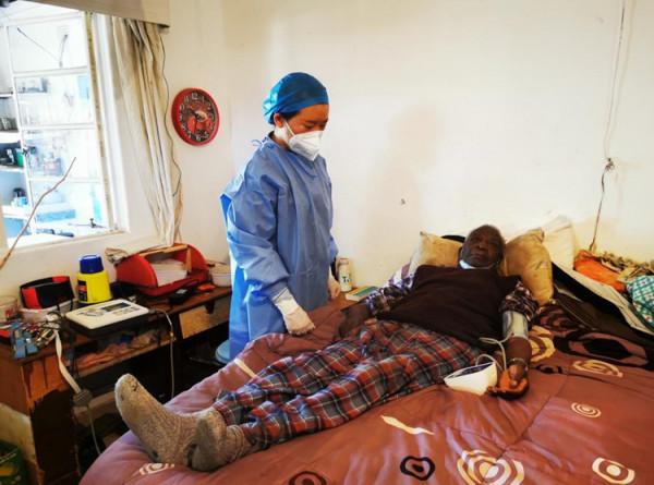 兩位耄耋老人臥病難忍，援贊醫療隊聞訊出診