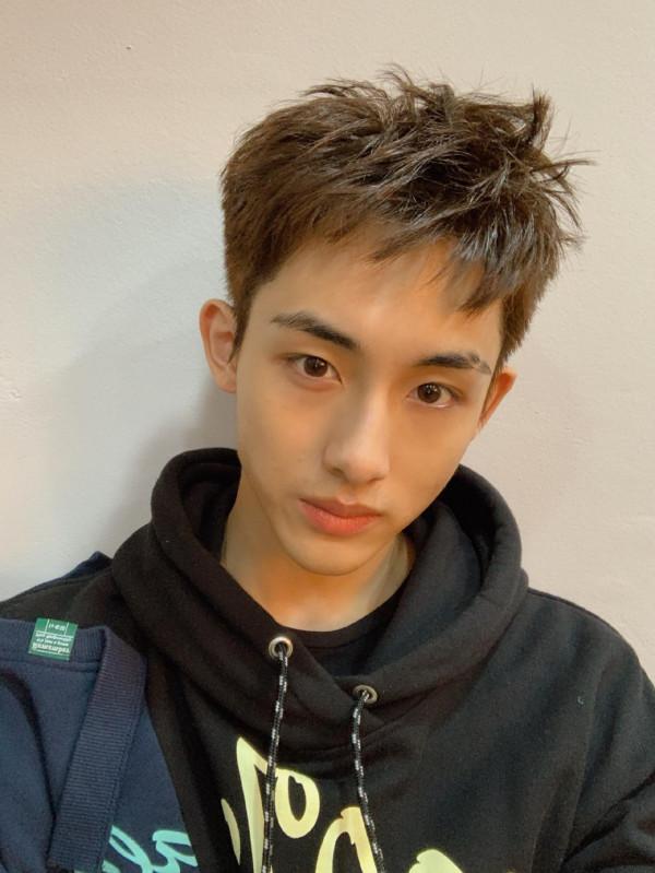 中國藝人在韓務工不易？王怡人艱難打拼，黃仁俊舞臺零鏡頭？