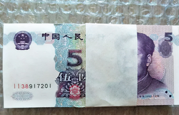 這三摞五元紙幣別再花掉，一摞價值5000元，真稀奇