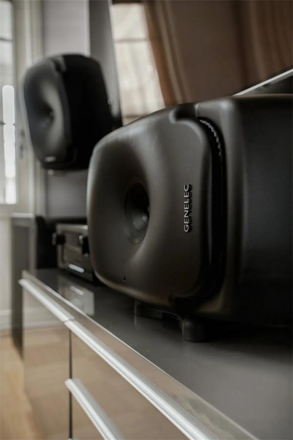 這間擁有真力TheOnes 5.1 環繞聲系統的大客廳，你慕了嗎？