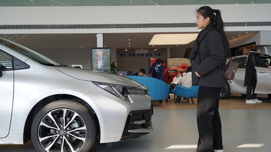 堂弟想買車，看中新上市的2022款雷凌運動版，落地15萬內很滿意