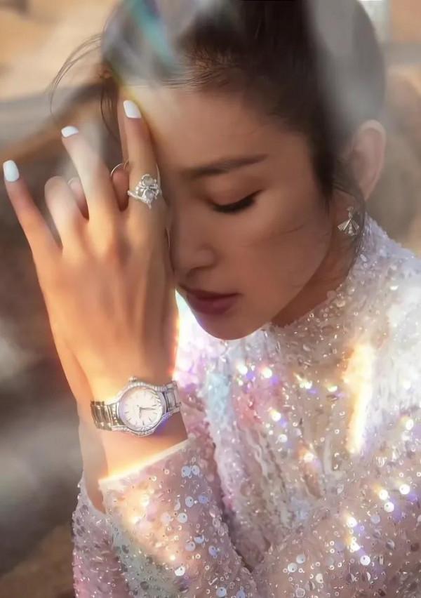 關曉彤逆風翻盤，李宇春翻車，李冰冰絕美，金雞紅毯造型花落誰家