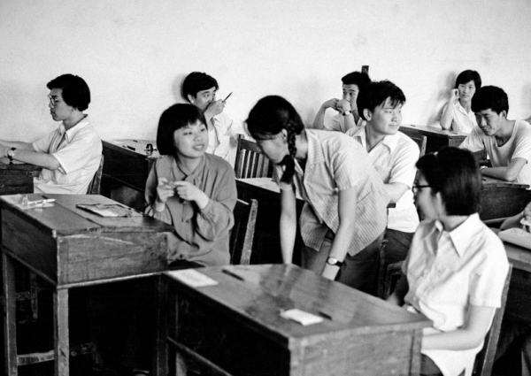 2002年，央視美女主持，在餐廳接電話意外身亡，只因推錯了一扇門