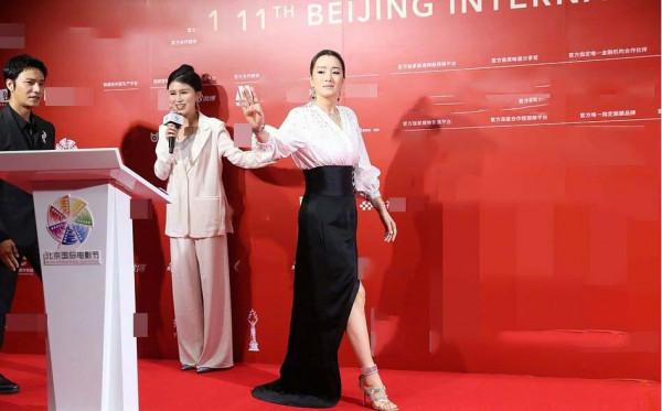 北影閉幕式女星差別大?鞏俐黑白造型盡顯高貴,劉曉慶似微商大媽 北影閉幕式女星差別大?鞏俐黑白造型盡顯高貴,劉曉慶似微商大媽