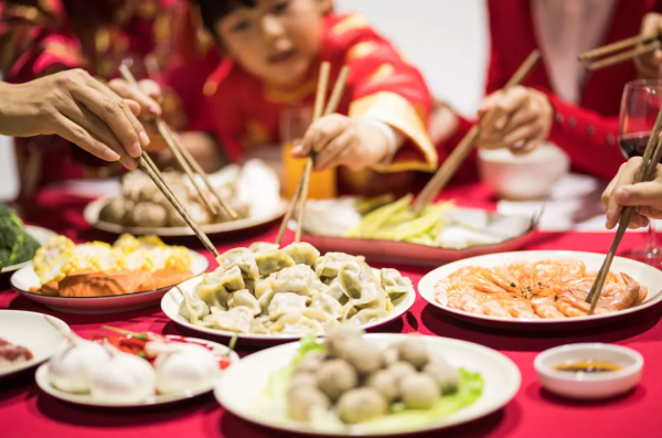 團年飯桌常見的幾種食物，腫瘤患者要少吃