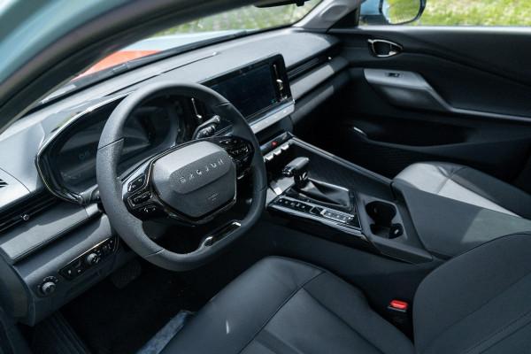 為何10萬買轎車前要先看瓦罐？用兩車對比，告訴你誰才是家用首選