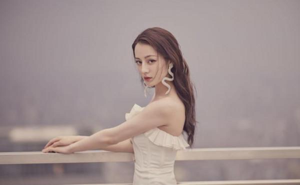 當看到迪麗熱巴拍攝的照片才懂，背景無所謂，顏值高就行