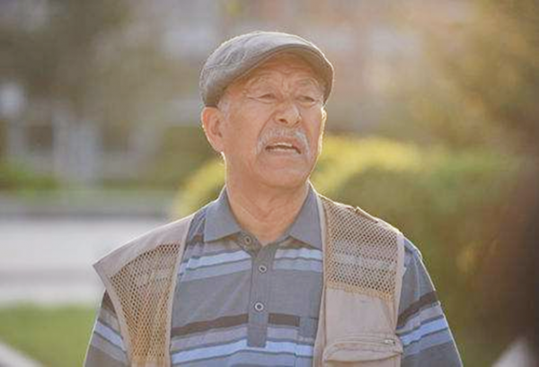 張洪傑帶癱瘓妻子拍戲,被兒女吸血,曾坦言:身後十幾匹“狼” 張洪傑帶癱瘓妻子拍戲,被兒女吸血,曾坦言:身後十幾匹“狼”