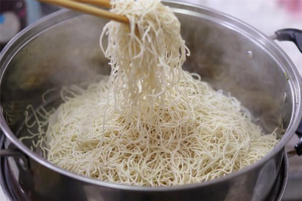 滷麵不香，湯麵麻煩，學會面條這做法，飯菜一鍋出，冷熱都好吃