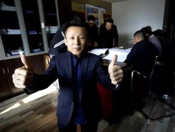 “牛人”艾貽明:高1.25米,19歲創業,22歲娶妻,34歲成億萬富豪 “牛人”艾貽明:高1.25米,19歲創業,22歲娶妻,34歲成億萬富豪