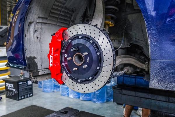 分享剎車改裝案例,英菲尼迪Q50L改裝TEI P60NS六活塞剎車卡鉗套裝 分享剎車改裝案例,英菲尼迪Q50L改裝TEI P60NS六活塞剎車卡鉗套裝