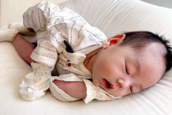 寶寶的手指藏著“聰明密碼”，聰明寶爸寶媽早都在悄悄使勁···