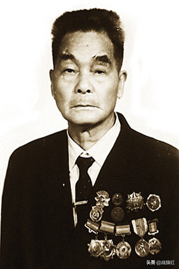 一級戰鬥英雄有多強？譚秉雲一人擋住美軍一個師，5位元帥敬酒