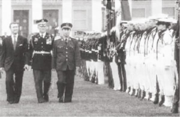 1998年張萬年在美國西點軍校演講，短短几句話，臺下響起熱烈掌聲