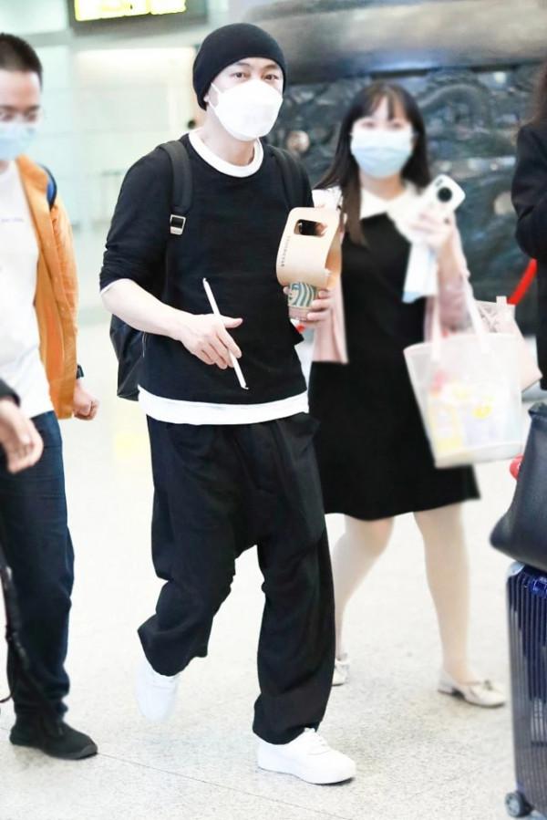 沒想到張衛健這麼會穿，57歲一樣很潮，這3組造型打扮得像27歲