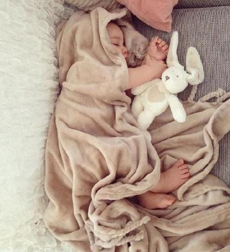 夜晚反覆給孩子蓋被子,這種做法對嗎,寶寶有苦說不出 夜晚反覆給孩子蓋被子,這種做法對嗎,寶寶有苦說不出