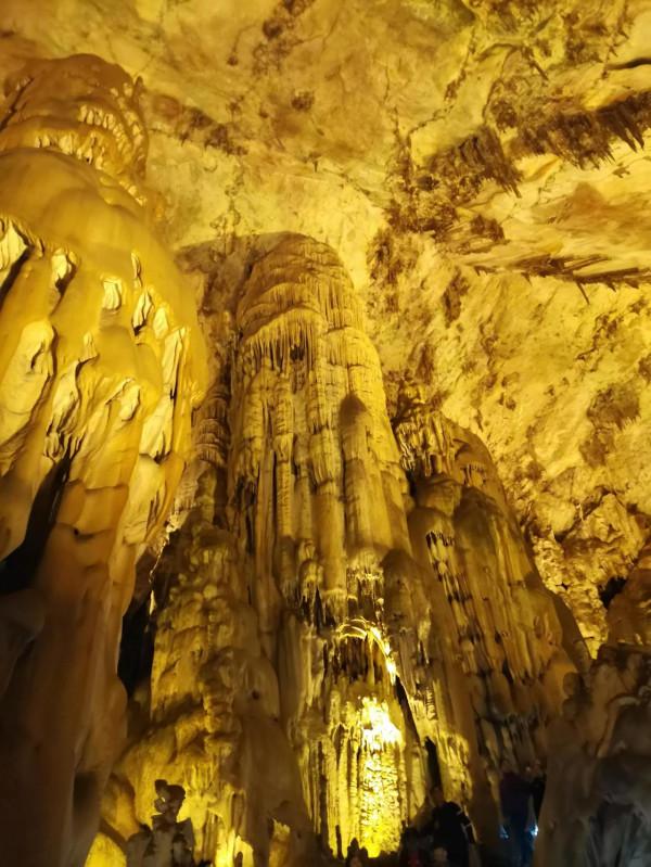 貴州織金洞裡的鐘乳石美極了
