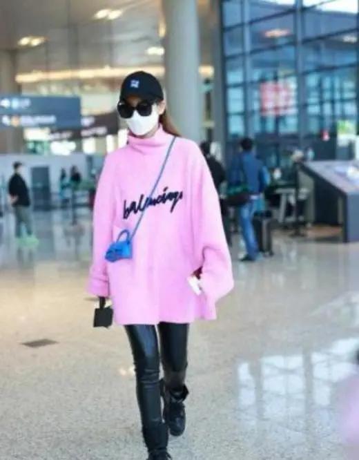 闊腿褲已經失寵了，今年流行的是“魷魚褲”，楊冪、戚薇都上頭