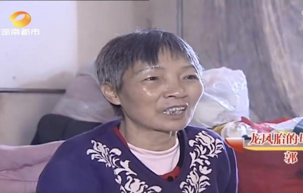 二婚夫妻年近60歲生下雙胞胎，丈夫突然生病，妻子熬夜賺錢養家