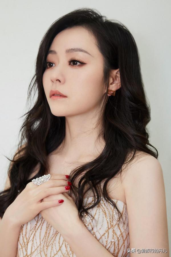 張靚穎一襲金色禮服裙優雅動人，女神範十足