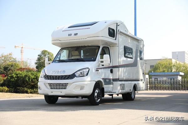 歐式設計風格，商務旅居兼備！鉑馳旅行家雙拓展房車