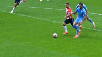 曼城逃過一劫！罪人傳球失誤+送點，裁判看完回放改判，全場歡呼