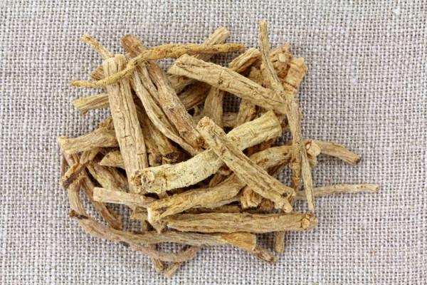 堅持飲用黃芪泡水，身體會有4個好處，和4味中藥搭配效果更佳