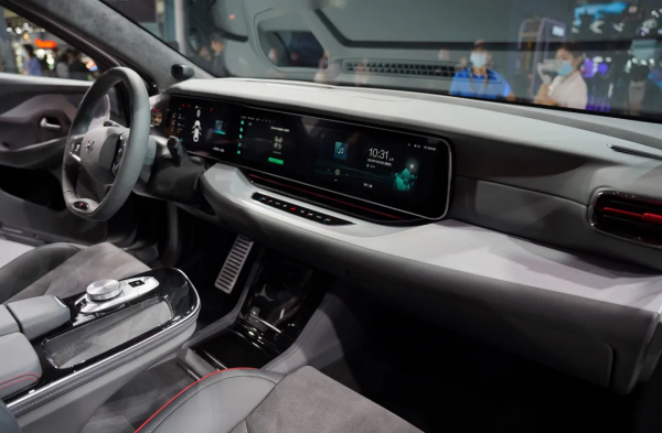 往車的中控裡塞這麼多功能，極狐到底在圖啥？