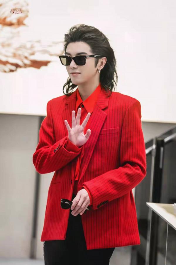 華晨宇長髮背頭紅西裝出席品牌活動，網友直呼：這也太帥了