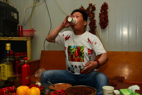 中國辣王李永志：一餐5斤辣椒配白酒，32個魔鬼辣椒擊敗印度老人