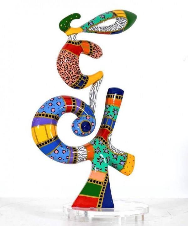 絢爛圖案結合細膩線條構建造型獨特的雕塑作品