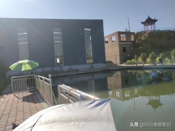 釣友手機掉水裡,魚塘老闆兩笊籬撈了上來,要價1000元 釣友手機掉水裡,魚塘老闆兩笊籬撈了上來,要價1000元