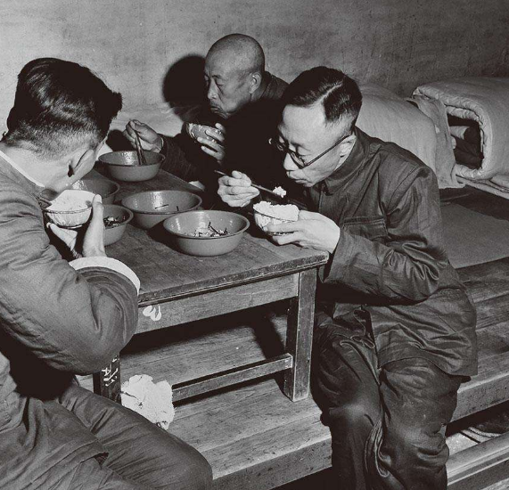 62年毛澤東宴請賓客，開席前故作神秘：有位客人是你們的頂頭上司