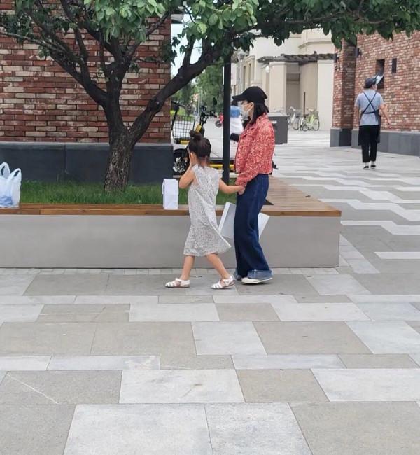 杜江二胎女兒疑曝光，身穿碎花裙，身高快到霍思燕肩膀