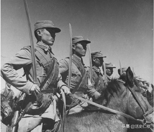 “猛虎”朱再明：騎馬用機槍打下日軍飛機，單挑日軍大佐將其斬首