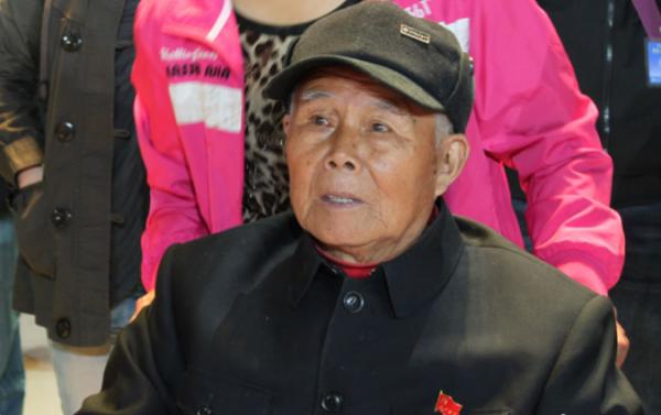 河南86歲老兵接受慰問,牆上老照片嚇壞省委書記,緊急聯絡軍區 河南86歲老兵接受慰問,牆上老照片嚇壞省委書記,緊急聯絡軍區