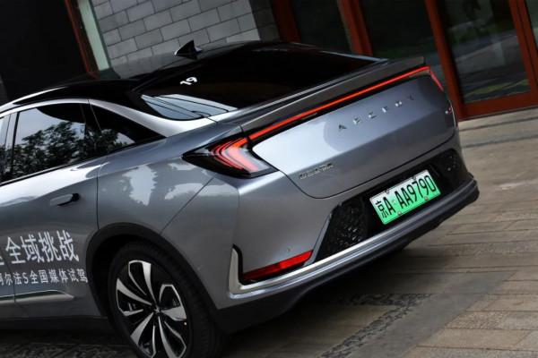 不止滿滿科技感，試駕極狐阿爾法S：豪華感十足，行駛品質出眾