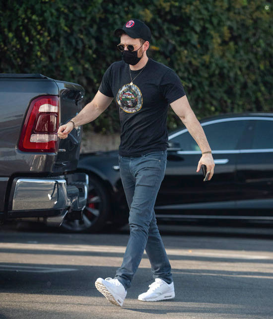 Muscle桃！克里斯·埃文斯現身診所 倒三角身材絕