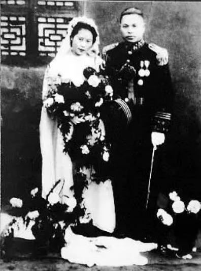 解放前，國軍少將闖入一地下黨房間，拔槍道：我有重要情報給黨